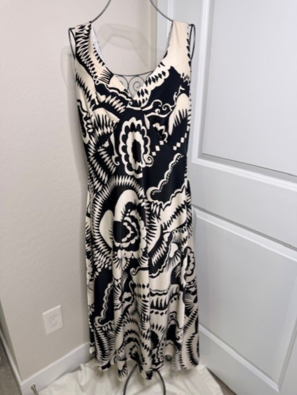 Calvin Klein Print V-Neck Satin Midi Cocktail Dress in Black/Soft White, Size 10 - Picture 5 of 9